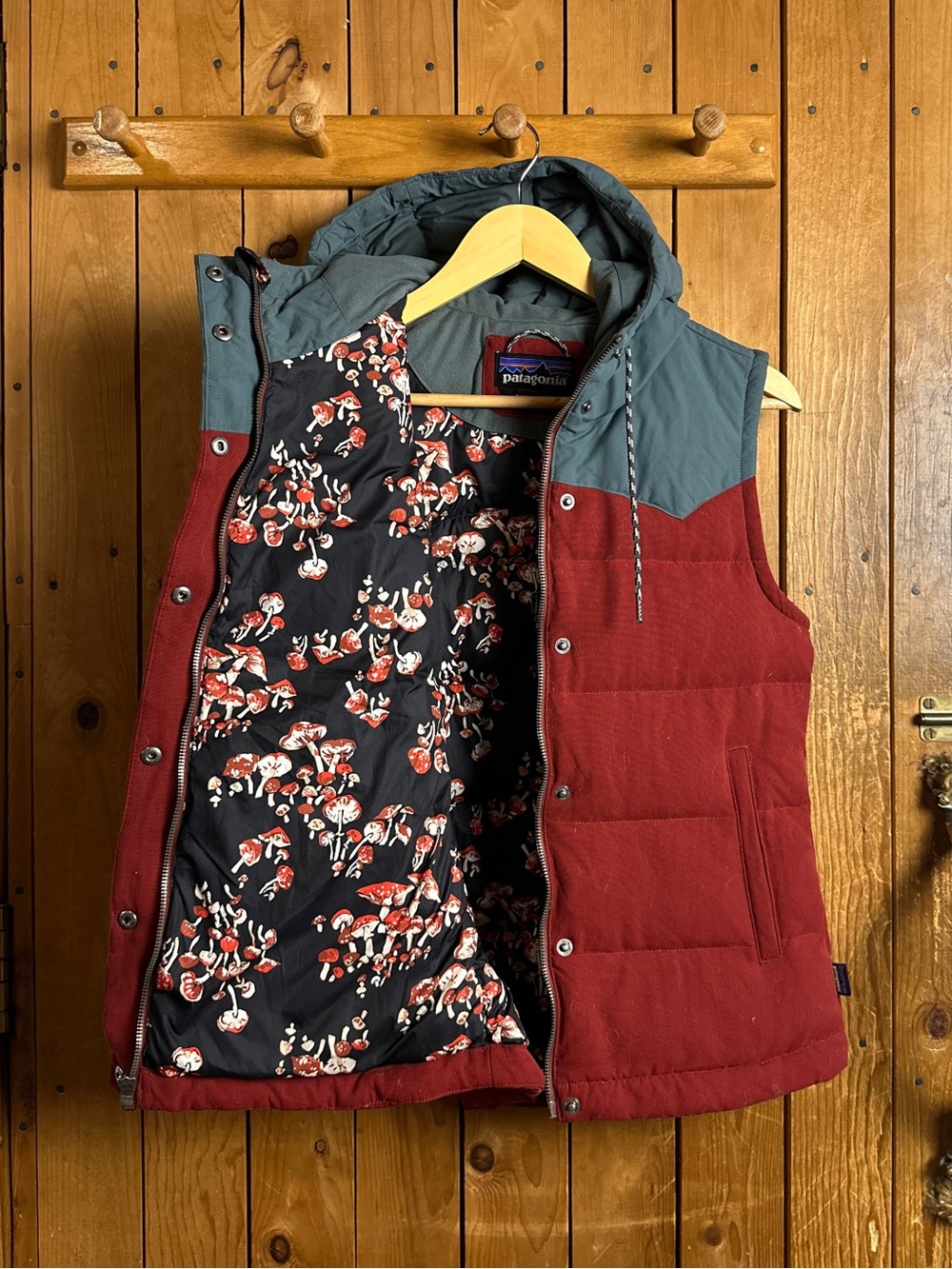 Patagonia Bivy Hooded Down Vest in Mushroom Pattern Red/Slate Women’s Small